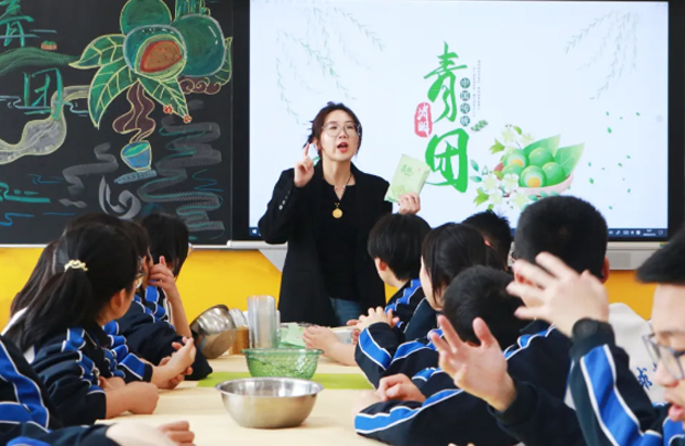 【多彩衡文】從田野、課堂到餐桌的鏈?zhǔn)絼趧?dòng)教育——蘭州衡文中學(xué)初二年級(jí)開展食育課堂青團(tuán)制作活動(dòng)