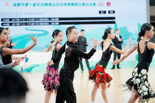 成都市体育舞蹈比赛总决赛精彩上演