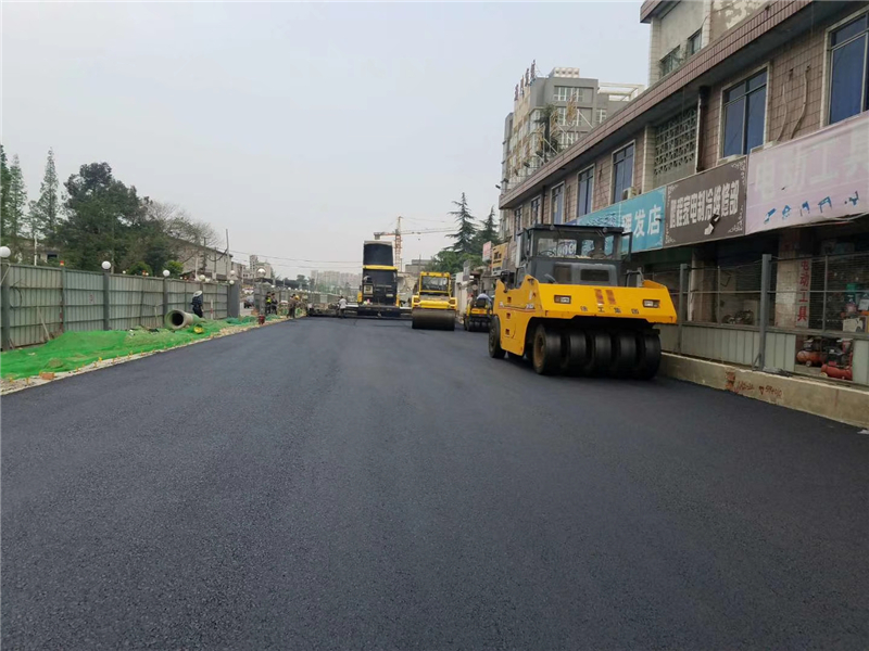 成都瀝青路面-中鐵八局九號(hào)線七標(biāo)三工區(qū)油面道路攤鋪