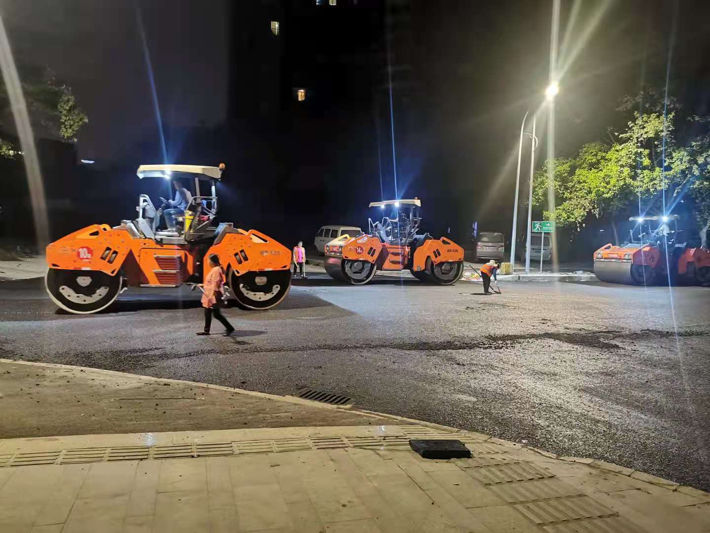 成都機(jī)械租賃-中建鴻騰集團(tuán)青蓮上街瀝青路面施工