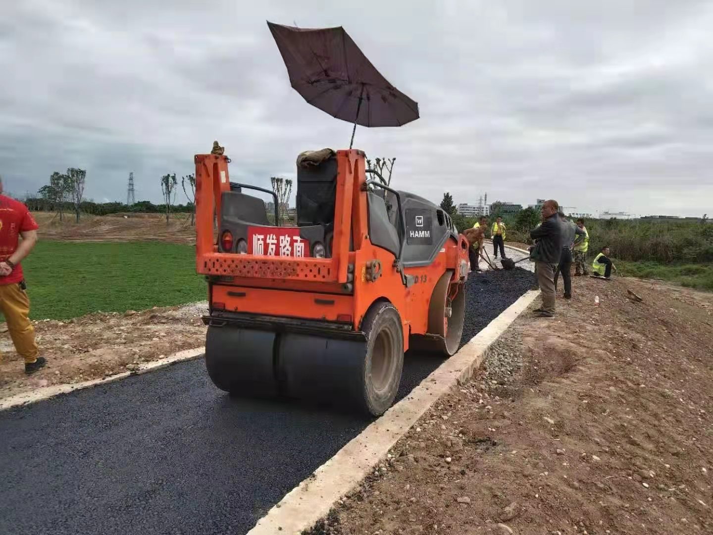 前钢后胶压路机租赁