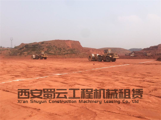 冲击压路机干活现场