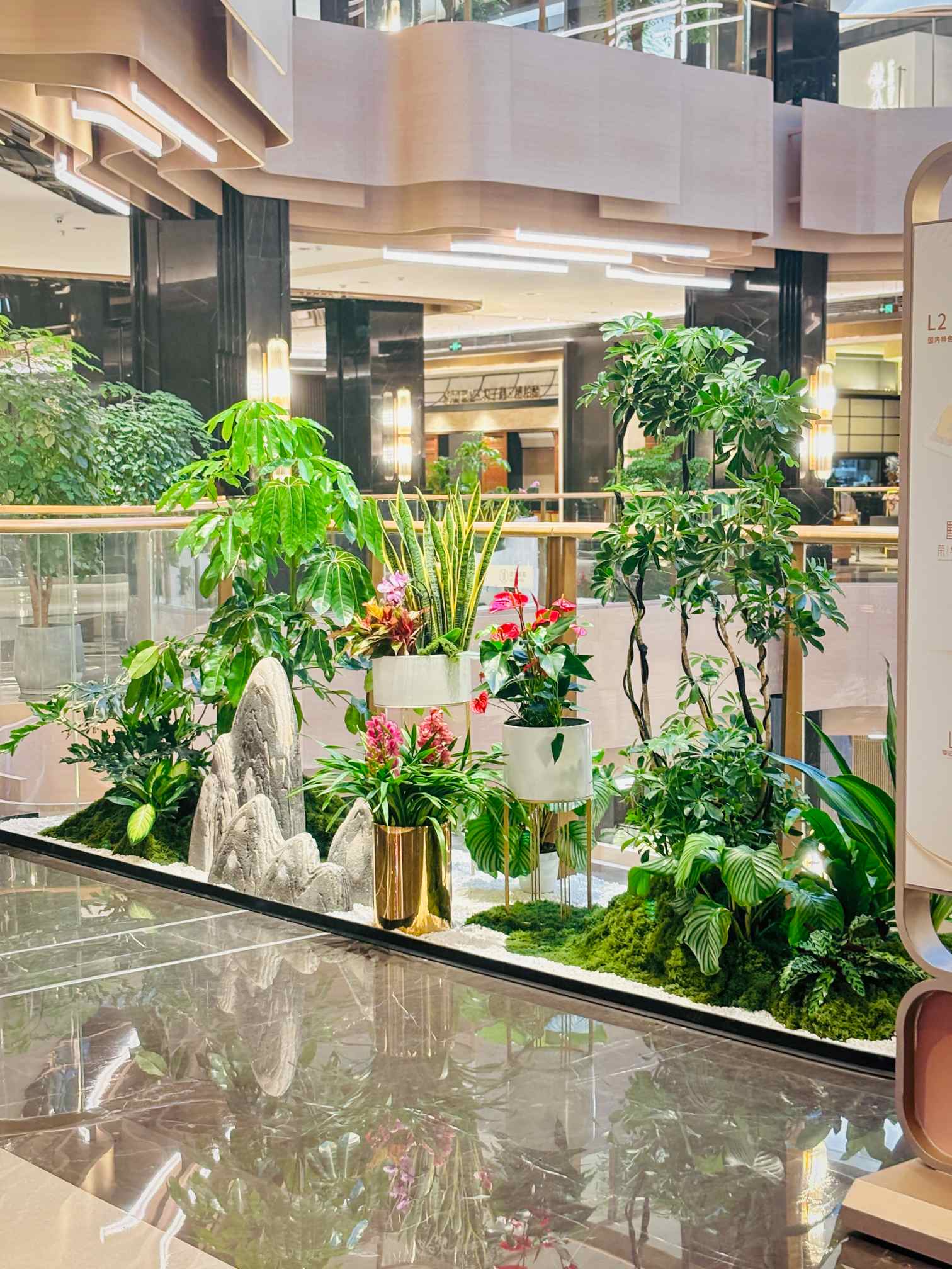 別沖網(wǎng)紅墻了！這商場(chǎng)扶梯口藏著 “鎏金綠植結(jié)界”