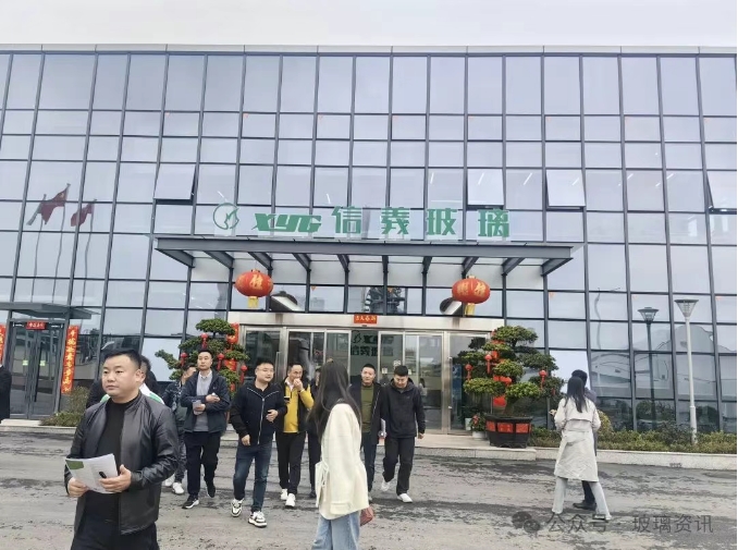 陕西省玻璃行业协会组织部分员企业，应邀赴信义玻璃（重庆）有限公司参观学习。