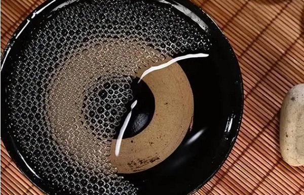 味蕾的画廊：品酒如赏画