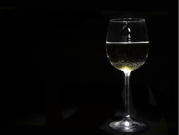 品味貴州風(fēng)情：紅巖魂半甜白葡萄酒