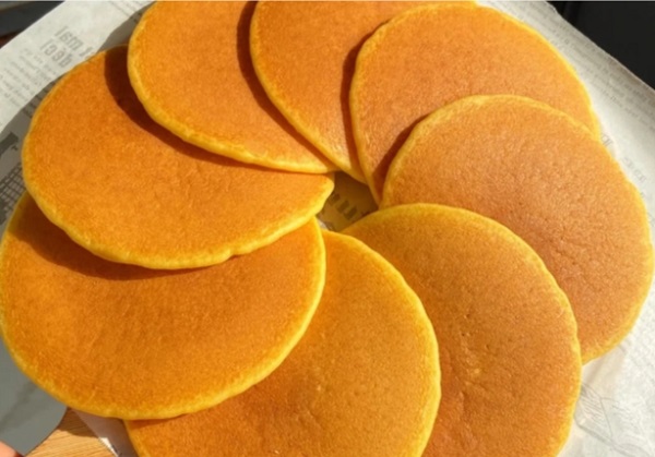 如何用石磨玉米面粉制作玉米饼？