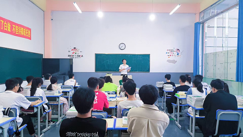复读的同学，到底是选择民办高中复读还是专业的复读学校呢？