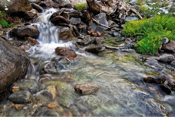 探索飲用水的奧秘：從源頭到杯中