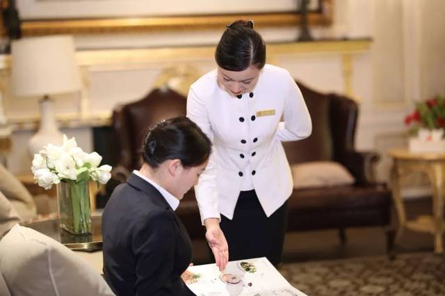 从事餐饮服务行业相关人员工作时应注意些什么？